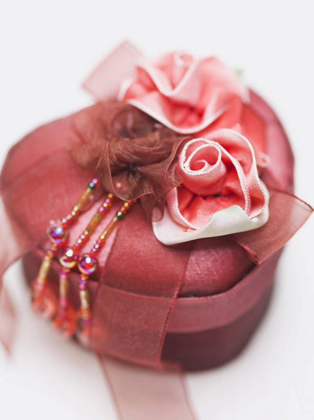 无人,竖图,俯视,室内,特写,白天,白色背景,餐桌,桌子,礼盒,礼物,阴影,装饰,盛开,反射,丝绸,丝带,影子,纸盒,缎带,花蕾,绸带,盒子,花,花瓣,花朵,鲜花,两朵,粉色,红色,包装盒,礼品盒,花苞,花蕊,摄影,礼品,影棚,餐台,华丽,修饰,点缀,衬托,美观,雅致,雅观,彩图,高角度拍摄,影棚拍摄,拍摄