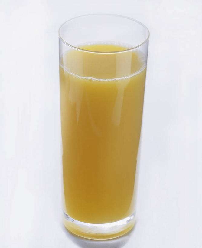 果汁,无人,竖图,俯视,室内,特写,白天,白色背景,餐桌,桌子,柚子,杯子,阴影,反射,影子,饮品,一杯,玻璃制品,饮料,水杯,摄影,影棚,餐台,可口,柚子汁,适口,玻璃杯,彩图,高角度拍摄,影棚拍摄,拍摄