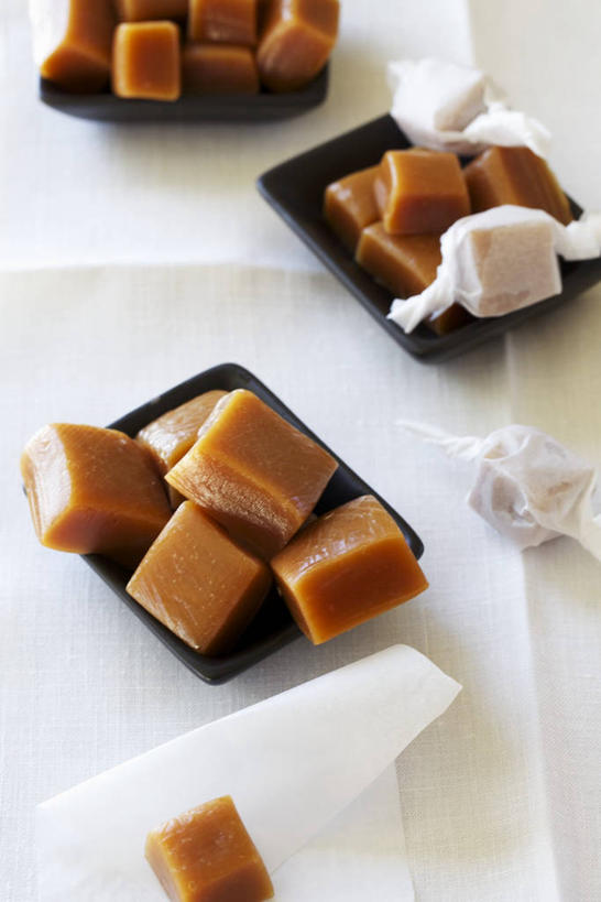 无人,竖图,俯视,室内,特写,白天,白色背景,餐桌,桌子,餐具,一堆,许多,阴影,堆叠,堆积,反射,布料,碟子,盘,影子,食品,糖,糖果,甜点,甜品,棕色,软糖,布纹,桌布,食物,三个,白色,盘子,餐巾,碟,台布,甜食,摄影,影棚,餐台,堆,太妃糖,彩图,高角度拍摄,影棚拍摄,拍摄