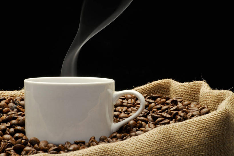 咖啡,无人,横图,室内,特写,白天,正面,植物,雾,豆,杯子,袋子,一堆,许多,阴影,堆叠,堆积,沸腾,黑色背景,反射,蒸汽,瓷器,影子,豆类,豆子,咖啡杯,陶瓷制品,水蒸气,麻袋,白色,容器,咖啡豆,摄影,影棚,储藏,堆,储存,瓷杯,豆科,蒸发,咖啡因,彩图,影棚拍摄,拍摄,贮存