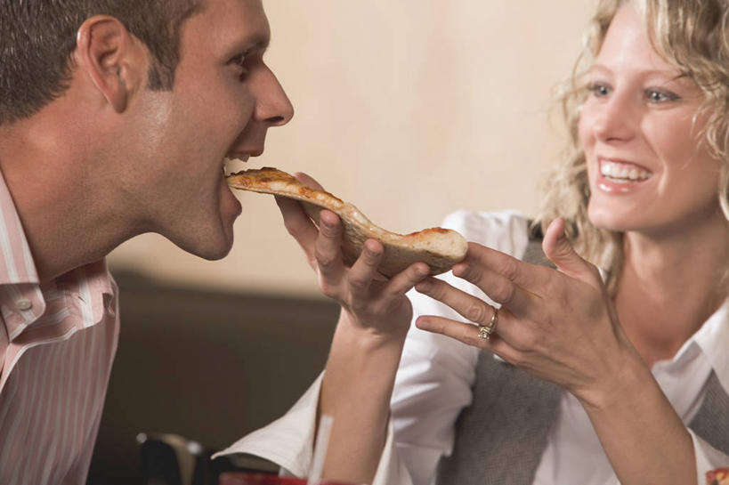 西方人,两个人,坐,笑,吃,微笑,露齿笑,横图,室内,白天,正面,爱情,烹饪,西餐,欧洲,欧洲人,一块,阴影,服装,反射,影子,墙,料理,食品,披萨,匹萨,浪漫,注视,休闲装,菜肴,美食,墙壁,墙面,装饰品,食物,一个,衣服,戒指,饰品,首饰,快餐,观察,看,张嘴,休闲,温暖,温馨,休闲服,恩爱,西式,喂,恋人,服饰,佳肴,单个,观看,信物,和睦,察看,比萨,权利,关注,张大嘴巴,西式快餐,垃圾食品,意大利薄饼,手饰,男人,男性,年轻男性,年轻女性,女人,女性,白种人,情侣,张开嘴,嚼,食,坐着,半身,彩图,伴侣,融洽