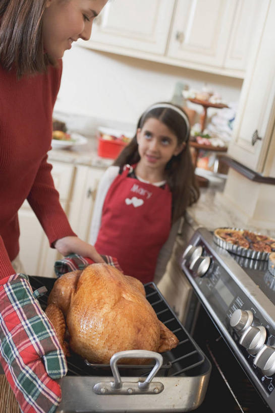 西方人,儿童,两个人,家庭,母亲,女儿,站,笑,微笑,露齿笑,竖图,室内,白天,正面,烹饪,纯洁,餐桌,厨房,柜子,桌子,厨具,欧洲,欧洲人,阴影,服装,装饰,反射,电器,烤炉,烤箱,头饰,围裙,影子,墙,鸡肉,肉,储物柜,注视,休闲装,肉类,墙壁,墙面,小孩,衣服,白色,发箍,发饰,饰品,观察,看,站着,休闲,温暖,温馨,母女,一家人,休闲服,烤鸡,可爱,母爱,童年,童趣,服饰,餐台,头箍,观看,华丽,修饰,点缀,和睦,察看,家电,家用电器,储存,关注,发卡,肉食,炊具,童真,烂漫,无邪,烹饪用具,配饰,衬托,美观,雅致,雅观,储备,蕴藏,贮备,天真,年轻女性,女孩,女人,女性,白种人,孩子,年轻人,烹调用具,烹调,站立,半身,彩图,灶间,融洽,贮存,小家电,女生