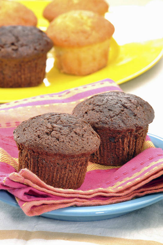 点心,无人,竖图,俯视,室内,特写,白天,白色背景,下午茶,餐桌,桌子,餐具,一排,许多,阴影,整齐,反射,布料,碟子,盘,影子,食品,布纹,松饼,桌布,食物,糕点,排列,盘子,餐巾,碟,台布,摄影,影棚,餐台,队列,玛芬蛋糕,彩图,高角度拍摄,影棚拍摄,拍摄,巧克力松饼