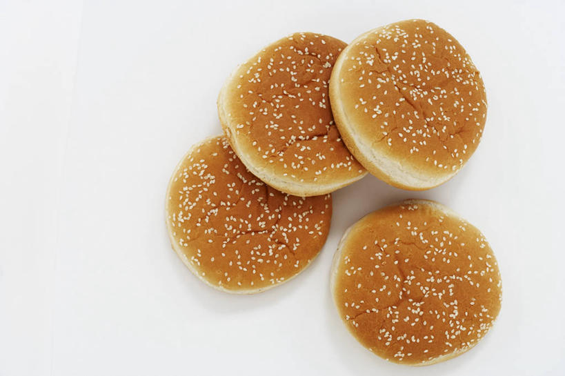 点心,面包,无人,横图,俯视,室内,特写,白天,白色背景,餐桌,桌子,一堆,阴影,堆叠,堆积,反射,影子,芝麻,食品,面点,食物,糕点,四个,摄影,影棚,餐台,堆,小圆面包,脂麻,胡麻,白麻,巨胜子,油麻,彩图,高角度拍摄,影棚拍摄,拍摄