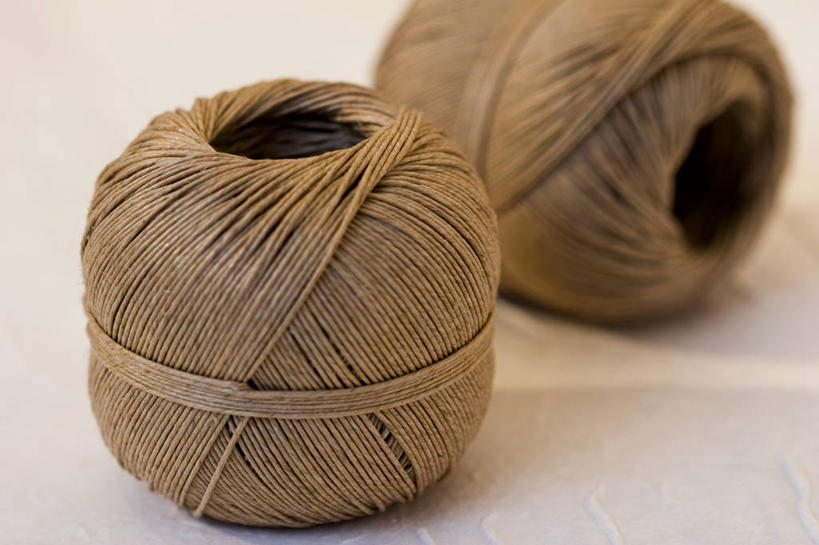 无人,横图,俯视,室内,特写,白天,白色背景,餐桌,桌子,静物,阴影,朦胧,模糊,反射,影子,两个,绳子,摄影,影棚,餐台,捆绑,绳索,绑缚,彩图,高角度拍摄,影棚拍摄,拍摄