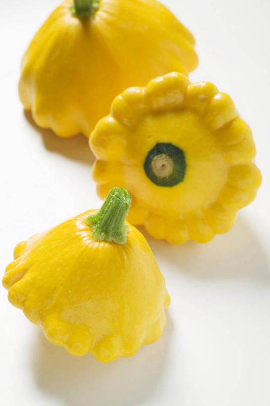 点心,无人,竖图,俯视,室内,特写,白天,白色背景,餐桌,桌子,阴影,反射,影子,料理,食品,面点,美食,食物,三个,黄色,中式,摄影,影棚,餐台,南瓜饼,彩图,高角度拍摄,影棚拍摄,拍摄