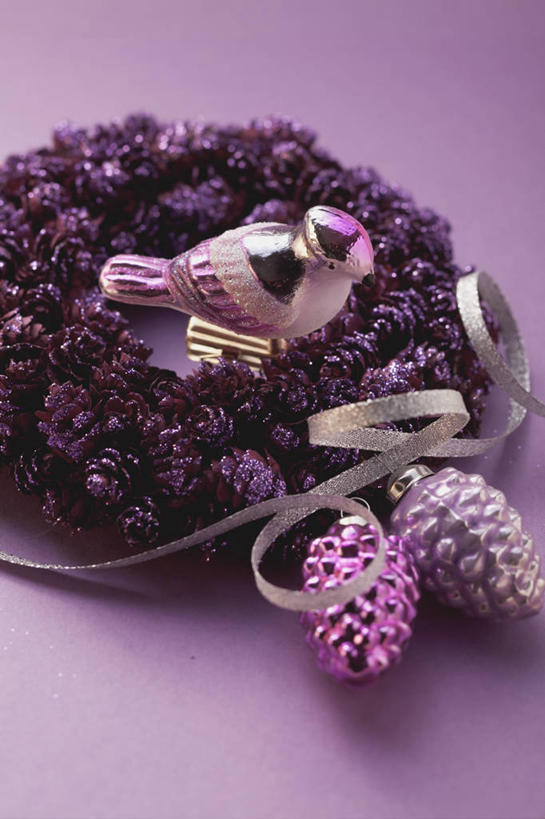 无人,竖图,俯视,室内,特写,白天,餐桌,桌子,圣诞节,阴影,紫色背景,节日,庆祝,装饰,盛开,反射,花环,影子,花蕾,文化,花,花瓣,花朵,鲜花,花苞,花蕊,庆典,摄影,影棚,餐台,纪念,华丽,修饰,圣诞花环,点缀,衬托,美观,雅致,雅观,圣诞圈,彩图,高角度拍摄,影棚拍摄,拍摄