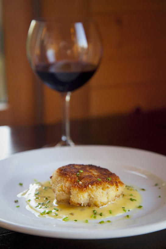 蟹,红酒,葡萄酒,无人,竖图,俯视,室内,特写,白天,烹饪,西餐,餐桌,桌子,杯子,餐具,阴影,朦胧,模糊,反射,螃蟹,碟子,高脚杯,盘,影子,调料,酱料,酱汁,肉,佐料,料理,食品,红酒杯,酒类,调味品,一杯,调味料,酱,菜肴,美食,肉类,玻璃制品,酒,食物,饮料,一个,白色,盘子,酒杯,碟,红葡萄酒,西式,佳肴,单个,餐台,葡萄酒杯,肉食,玻璃杯,彩图,高角度拍摄