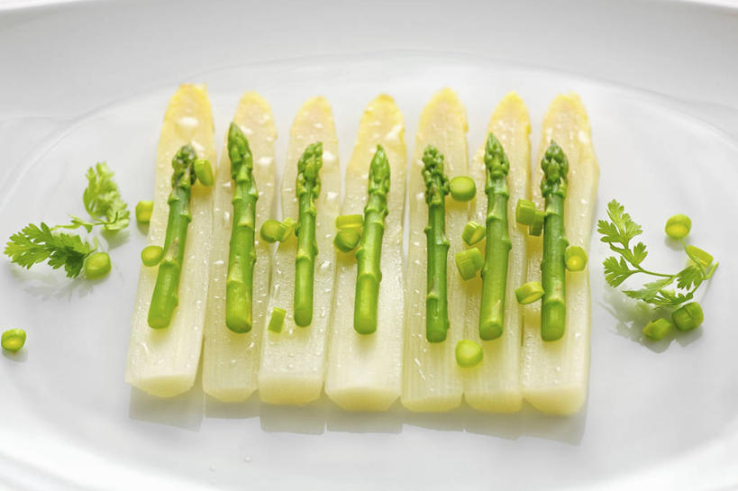 无人,横图,俯视,室内,特写,白天,餐桌,桌子,芦笋,蔬菜,叶子,一堆,许多,阴影,堆叠,堆积,新鲜,反射,影子,陶瓷,调味,香料,佐料,食品,绿叶,陶瓷制品,食物,一个,白色,容器,碗,嫩叶,有机食品,绿色食品,单个,餐台,储藏,堆,配料,储存,轮峰菊,山萝卜,作料,松虫草,紫盆花,叶,叶片,猪尾巴,药鸡豆子,石刁柏,蚂蚁杆,龙须菜,狼尾巴根,彩图,高角度拍摄,贮存