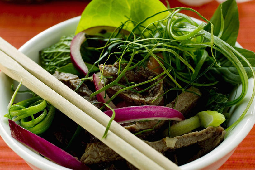 无人,横图,俯视,室内,特写,白天,餐桌,筷子,桌子,蔬菜,洋葱,餐具,叶子,一堆,一双,许多,阴影,堆叠,堆积,红色背景,新鲜,反射,影子,陶瓷,肉,生食,蔬菜沙拉,牛肉,沙拉,食品,绿叶,陶瓷制品,文化,色拉,传统,沙律,肉类,食物,一个,白色,容器,碗,嫩叶,摄影,有机食品,绿色食品,影棚,单个,餐台,色拉酱,储藏,堆,礼节,储存,玉葱,千岛酱,礼仪,肉食,叶,叶片,进餐用具,圆葱,洋葱头,球葱,葱头,彩图,高角度拍摄,影棚拍摄,拍摄,贮存