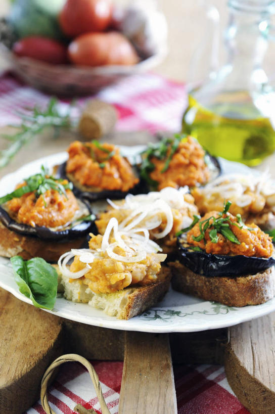 点心,面包,无人,竖图,俯视,室内,特写,白天,烹饪,西餐,餐桌,桌子,茄子,蔬菜,西红柿,小番茄,餐具,玻璃,一堆,许多,阴影,堆叠,堆积,朦胧,模糊,新鲜,反射,布料,碟子,壶,盘,影子,食用油,油,橄榄油,料理,食品,面点,布纹,菜肴,美食,玻璃制品,水壶,桌布,食物,糕点,红色,盘子,餐巾,茶壶,容器,碟,台布,碗,西式,佳肴,有机食品,绿色食品,餐台,储藏,堆,储存,植物油,小西红柿,樱桃小番茄,珍珠小番茄,樱桃番茄,圣女果,落苏,酪酥,昆仑瓜,番茄,矮瓜,彩图,高角度拍摄,贮存