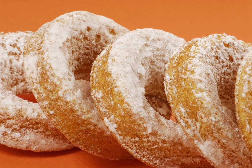 点心,面包,无人,横图,俯视,室内,特写,白天,餐桌,桌子,五个,一排,许多,橙色背景,阴影,朦胧,模糊,整齐,反射,粉末,影子,调料,食品,糖,面点,调味品,调味料,食物,糕点,排列,甜甜圈,粉,摄影,影棚,餐台,队列,糖粉,粉状,多纳滋面包,唐纳滋,面包圈,彩图,高角度拍摄,影棚拍摄,拍摄,糖类