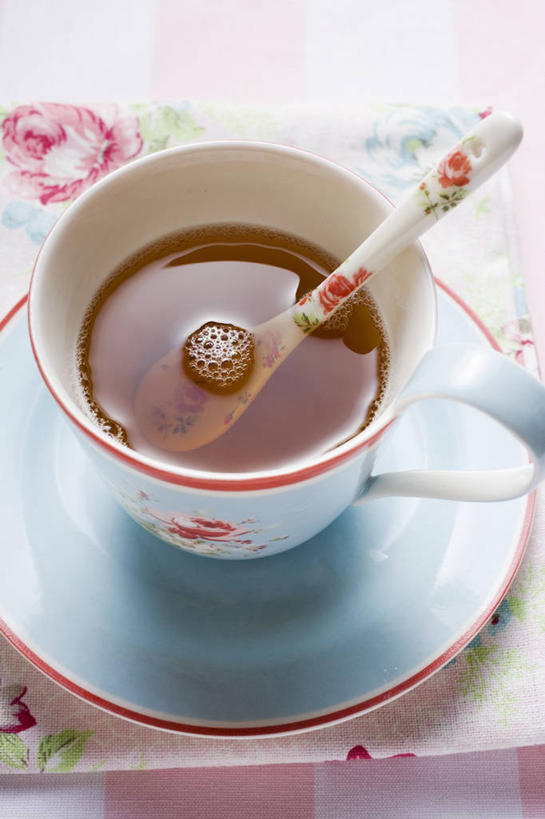 无人,竖图,俯视,室内,特写,白天,幸福,餐桌,茶,桌子,杯子,餐具,一把,阴影,装饰,盛开,反射,布料,碟子,盘,泡沫,影子,勺子,茶叶,饮品,一杯,花蕾,布纹,娱乐,桌布,花,花瓣,花朵,鲜花,盘子,餐巾,水杯,调羹,碟,台布,汤匙,花茶,花苞,花蕊,享受,休闲,温馨,放松,乐趣,保健,养生,餐台,华丽,修饰,点缀,花草茶,舒适,衬托,美观,雅致,雅观,香花茶,香片,熏花茶,茶杯,彩图,高角度拍摄,洋甘菊茶