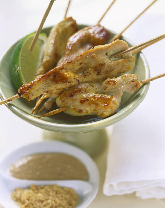 无人,竖图,俯视,室内,特写,白天,白色背景,烹饪,餐桌,桌子,餐具,水果,阴影,新鲜,反射,碟子,盘,影子,陶瓷,调料,鸡肉,酱料,酱汁,肉,生食,佐料,料理,食品,果实,陶瓷制品,调味品,调味料,泰式,酱,菜肴,美食,肉类,泰国料理,竹签,食物,盘子,容器,碟,碗,花生酱,摄影,佳肴,有机食品,绿色食品,影棚,餐台,储藏,储存,横截面,剖面,肉食,取食签,酸橙,代代,泰菜,泰国菜,泰式料理,截面,截面图形,橙子,橙,彩图,高角度拍摄,影棚拍摄,拍摄,贮存