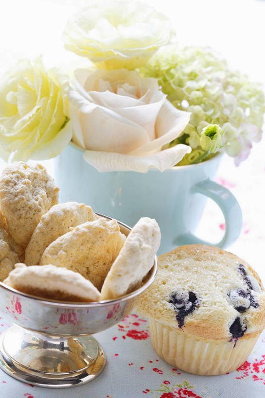 点心,面包,无人,竖图,俯视,室内,特写,白天,下午茶,餐桌,桌子,浆果,蓝莓,水果,阴影,新鲜,装饰,盛开,反射,影子,生食,食品,面点,果实,花蕾,松饼,花,花瓣,花朵,鲜花,食物,糕点,饼干,零食,花苞,花蕊,有机食品,绿色食品,餐台,华丽,修饰,点缀,衬托,美观,雅致,雅观,装饰饼干,玛芬蛋糕,山都柿,蓝浆果,蓝靛果,彩图,高角度拍摄,蓝莓松饼