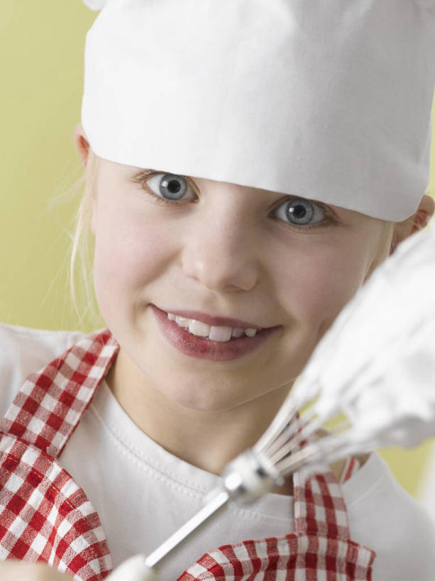 点心,西方人,儿童,脸,头,脸颊,一个人,站,笑,微笑,露齿笑,竖图,室内,特写,白天,正面,烹饪,纯洁,厨具,帽子,金属制品,欧洲,欧洲人,仅一个女性,仅一个人,握,阴影,黄色背景,服装,反射,金属,方格,格子,围裙,影子,食品,甜点,甜品,注视,休闲装,肩膀,食物,糕点,一个,小孩,衣服,红色,打蛋器,搅拌器,甜食,奶油,观察,看,站着,仅一个小孩,休闲,休闲服,可爱,童年,童趣,握着,摄影,服饰,影棚,单个,观看,察看,乳制品,关注,厨师帽,童真,烂漫,无邪,烹饪用具,激凌,克林姆,淇淋,手动打蛋器,天真,女孩,女人,女性,白种人,孩子,头部,脸部,脸蛋,面部,烹调用具,烹调,站立,半身,彩图,影棚拍摄,拍摄,女生