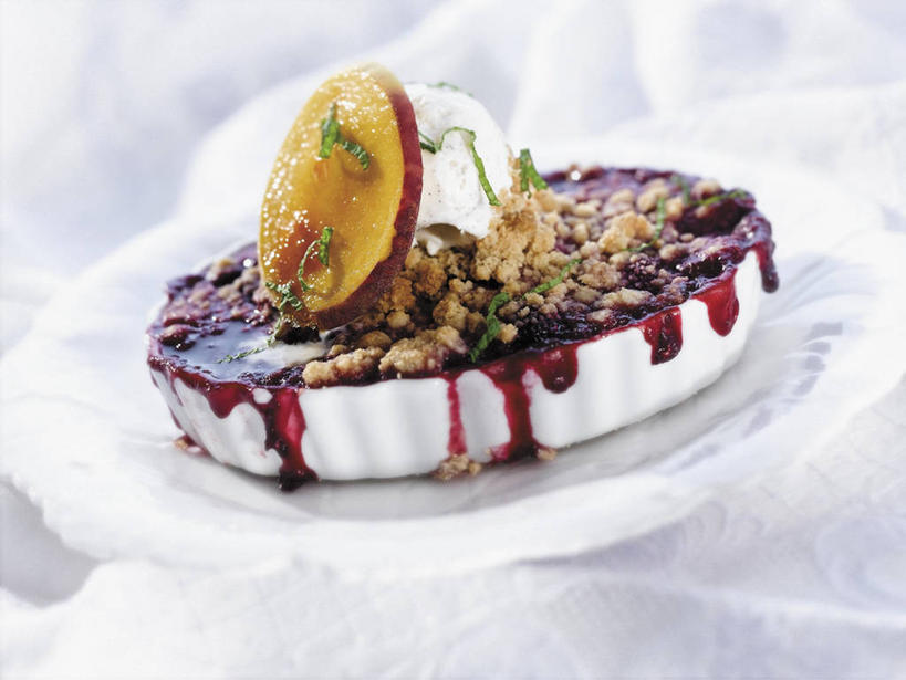 无人,横图,俯视,室内,特写,白天,白色背景,餐桌,桌子,桃子,餐具,水果,阴影,新鲜,反射,布料,碟子,盘,影子,核桃,生食,食品,冰激凌,坚果,果实,清凉,布纹,桌布,食物,白色,盘子,餐巾,碟,台布,果酱,干果,冷饮,舒服,冰淇淋,摄影,有机食品,绿色食品,影棚,餐台,解暑,解渴,雪糕,胡桃,舒爽,肺果,冰糕,羌桃,消暑,果子酱,彩图,高角度拍摄,影棚拍摄,拍摄