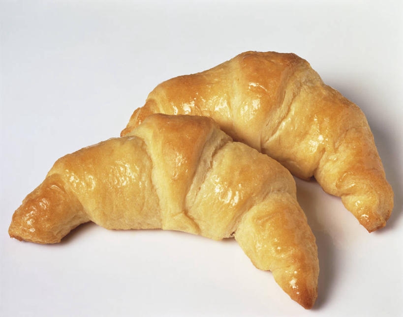 点心,面包,无人,横图,俯视,室内,特写,白天,白色背景,餐桌,桌子,阴影,反射,影子,食品,面点,羊角面包,食物,糕点,两个,牛角面包,摄影,影棚,餐台,彩图,高角度拍摄,影棚拍摄,拍摄