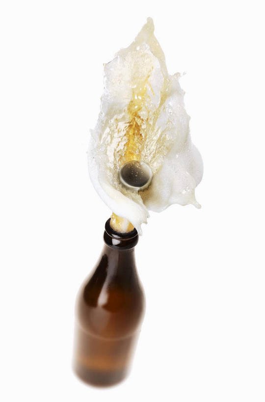 啤酒,无人,竖图,俯视,室内,特写,白天,白色背景,水,餐桌,桌子,阴影,飞溅,溅,反射,液体,影子,水滴,酒类,玻璃制品,酒,酒瓶,水珠,饮料,玻璃瓶,瓶子,瓶塞,摄影,影棚,餐台,保存,密封,喷洒,彩图,高角度拍摄,影棚拍摄,拍摄