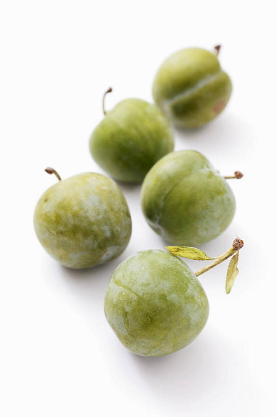 无人,竖图,俯视,室内,特写,白天,白色背景,餐桌,桌子,水果,五个,许多,阴影,新鲜,反射,影子,生食,食品,果实,酸梅,食物,青梅,摄影,有机食品,绿色食品,影棚,餐台,梅子,果梅,彩图,高角度拍摄,影棚拍摄,拍摄