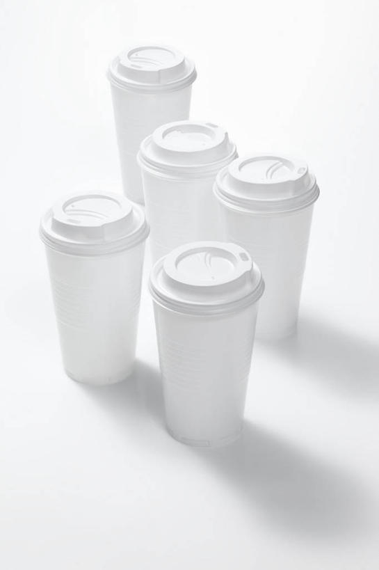 无人,竖图,俯视,室内,特写,白天,白色背景,餐桌,桌子,静物,杯子,五个,许多,阴影,反射,影子,排列,白色,纸制品,摄影,影棚,餐台,纸杯,卫生,一次性杯子,纯真,洁净,光明,摆列,恬静,中间色,朴素,清白,彩图,高角度拍摄,影棚拍摄,拍摄,布列,分列