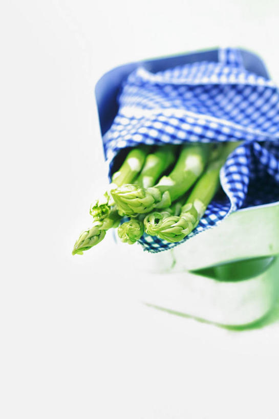 无人,竖图,俯视,室内,特写,白天,白色背景,餐桌,桌子,芦笋,蔬菜,阴影,新鲜,反射,包裹,布料,方格,格子,影子,食品,布纹,桌布,食物,蓝色,白色,餐巾,台布,摄影,有机食品,绿色食品,影棚,餐台,猪尾巴,药鸡豆子,石刁柏,蚂蚁杆,龙须菜,狼尾巴根,彩图,高角度拍摄,影棚拍摄,拍摄