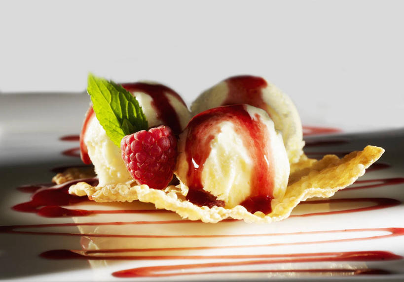 无人,横图,俯视,室内,特写,白天,餐桌,桌子,浆果,叶子,阴影,朦胧,模糊,反射,影子,桑葚,薄荷,冰激凌,绿叶,银丹草,清凉,三个,红色,果酱,冷饮,覆盆子,舒服,嫩叶,冰淇淋,餐台,解暑,解渴,雪糕,舒爽,冰糕,消暑,果子酱,斑叶凤梨薄荷,夜息香,叶,叶片,彩图,高角度拍摄