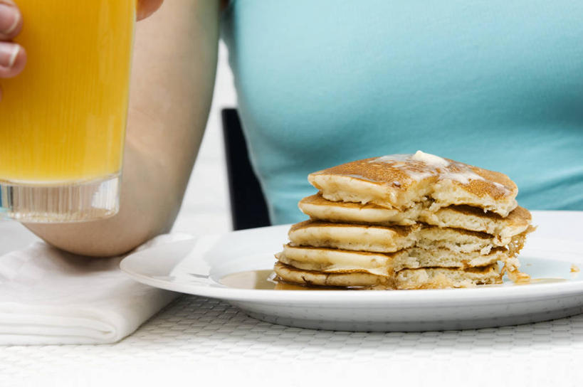 点心,果汁,西方人,手,一个人,坐,横图,俯视,室内,特写,白天,餐桌,桌子,杯子,餐具,欧洲,欧洲人,仅一个年轻女性,仅一个女性,仅一个人,一堆,许多,握,阴影,堆叠,堆积,服装,反射,碟子,盘,影子,黄油,橙汁,食品,饮品,一杯,休闲装,文化,小吃,玻璃制品,食物,糕点,饮料,一个,衣服,蓝色,白色,盘子,水杯,碟,甜食,休闲,手部,休闲服,握着,服饰,单个,餐台,堆,单手,乳制品,甜橙,可口,白脱油,薄饼,乳脂,适口,法国薄饼,年轻女性,女人,女性,白种人,玻璃杯,橙子,橙,坐着,半身,彩图,高角度拍摄,鹄壳,黄橙,黄果,金橙,金环,金球,糖橙