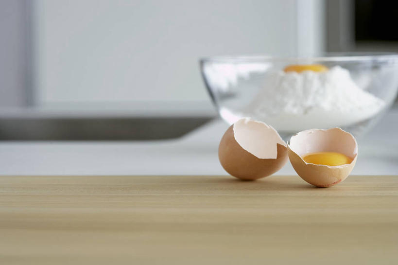 无人,横图,俯视,室内,特写,白天,餐桌,桌子,玻璃,一堆,许多,阴影,堆叠,堆积,朦胧,模糊,反射,木制,粉末,影子,墙,蛋,蛋黄,鸡蛋,面粉,粮食,墙壁,墙面,玻璃制品,白色,木制品,容器,碗,打开,粉,餐台,储藏,堆,农产品,开启,储存,原材料,卵,粉状,彩图,高角度拍摄,贮存