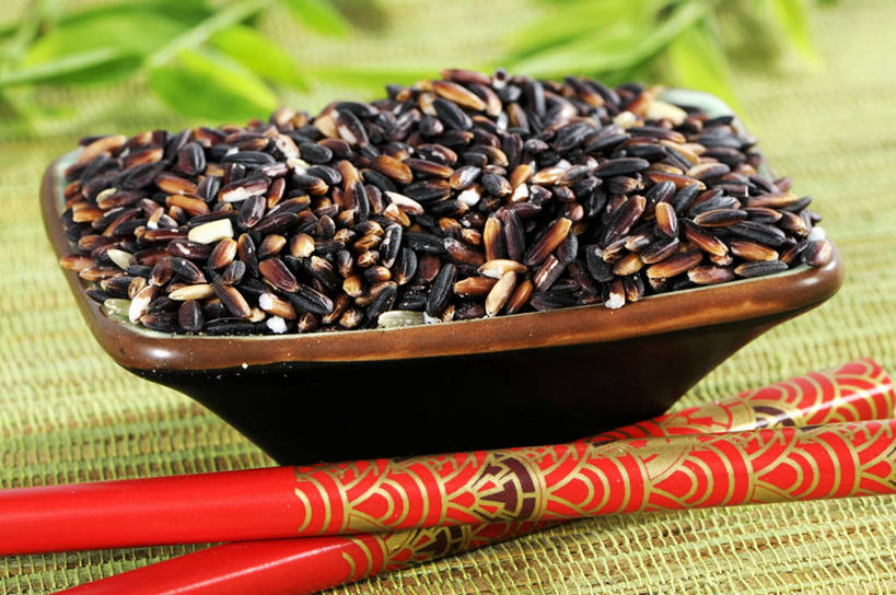 无人,横图,俯视,室内,特写,白天,餐桌,筷子,桌子,餐具,叶子,一堆,一双,许多,阴影,堆叠,堆积,朦胧,模糊,反射,木制,影子,谷类,谷物,绿叶,米,文化,传统,大米,一个,红色,木制品,容器,碗,嫩叶,单个,餐台,储藏,堆,礼节,储存,礼仪,黑米,叶,叶片,进餐用具,彩图,高角度拍摄,贮存