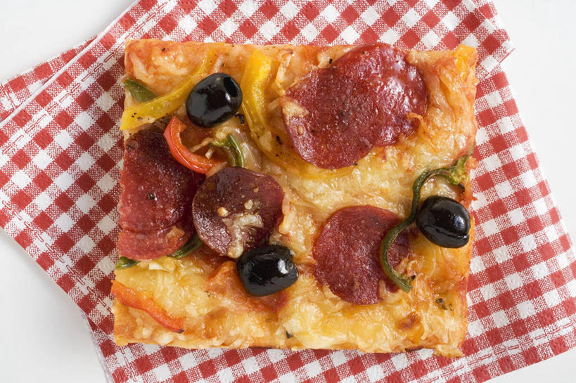 无人,横图,俯视,室内,特写,白天,白色背景,烹饪,西餐,餐桌,桌子,橄榄,蔬菜,西红柿,小番茄,水果,一块,阴影,新鲜,反射,布料,方格,格子,影子,肉,生食,香肠,料理,食品,披萨,匹萨,果实,腊肠,布纹,菜肴,美食,肉类,桌布,食物,红色,白色,餐巾,台布,快餐,西式,摄影,佳肴,有机食品,绿色食品,影棚,餐台,黑橄榄,比萨,肉食,西式快餐,垃圾食品,乌橄榄,乌榄,意大利薄饼,油橄榄,小西红柿,樱桃小番茄,珍珠小番茄,青果,白榄,樱桃番茄,圣女果,番茄,彩图,高角度拍摄,影棚拍摄,拍摄