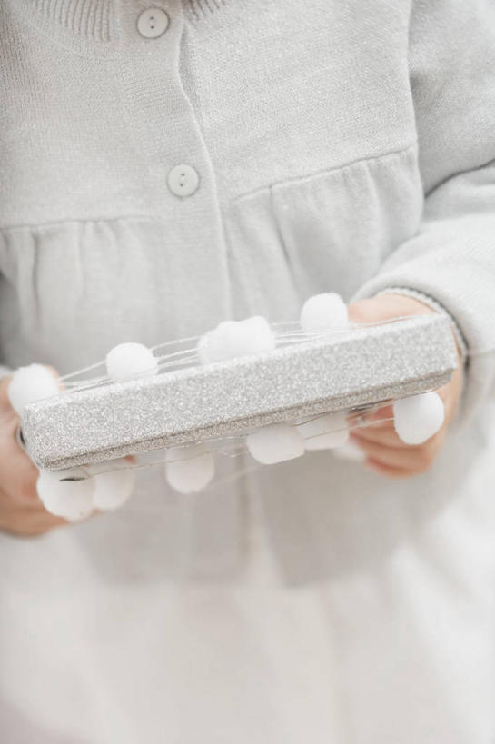 西方人,儿童,手,一个人,站,捧,竖图,室内,特写,白天,正面,纯洁,礼盒,礼物,欧洲,圣诞节,欧洲人,双手,仅一个女性,仅一个人,握,阴影,服装,节日,庆祝,反射,丝绸,丝带,影子,纸盒,缎带,休闲装,文化,绸带,盒子,一个,小孩,衣服,包装盒,礼品盒,站着,仅一个小孩,庆典,休闲,手部,休闲服,可爱,童年,童趣,握着,服饰,礼品,单个,纪念,童真,烂漫,无邪,天真,女孩,女人,女性,白种人,孩子,端,端着,捧着,手捧,站立,半身,彩图,女生