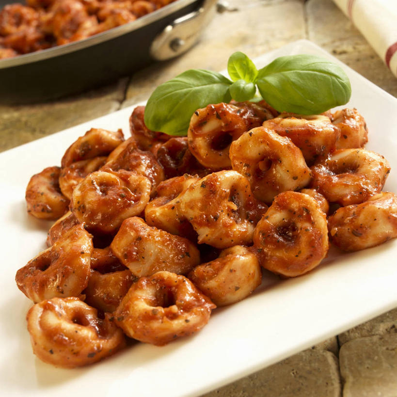 面食,无人,方图,俯视,室内,特写,白天,烹饪,西餐,植物,餐桌,桌子,蒜,餐具,叶子,一堆,许多,阴影,堆叠,堆积,反射,木制,碟子,盘,影子,调味,香料,佐料,料理,食品,饺子,面点,绿叶,草药,蒜头,小吃,菜肴,美食,中药,食物,白色,盘子,木制品,碟,香草,嫩叶,西式,佳肴,餐台,堆,罗勒,配料,紫苏,药材,中草药,意大利饺子,九层塔,圣约瑟夫草,甜罗勒,兰香,中药材,本草,作料,胡蒜,叶,叶片,大蒜,彩图,高角度拍摄