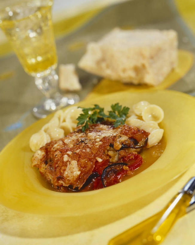 面食,面条,意大利面,无人,竖图,俯视,室内,特写,白天,西餐,餐桌,桌子,茄子,蔬菜,杯子,餐具,阴影,朦胧,模糊,新鲜,反射,叉子,碟子,盘,影子,调料,酱料,酱汁,面,佐料,料理,食品,调味品,调味料,酱,玻璃制品,食物,盘子,水杯,碟,西式,有机食品,绿色食品,餐台,餐叉,玻璃杯,进餐用具,落苏,酪酥,昆仑瓜,矮瓜,彩图,高角度拍摄