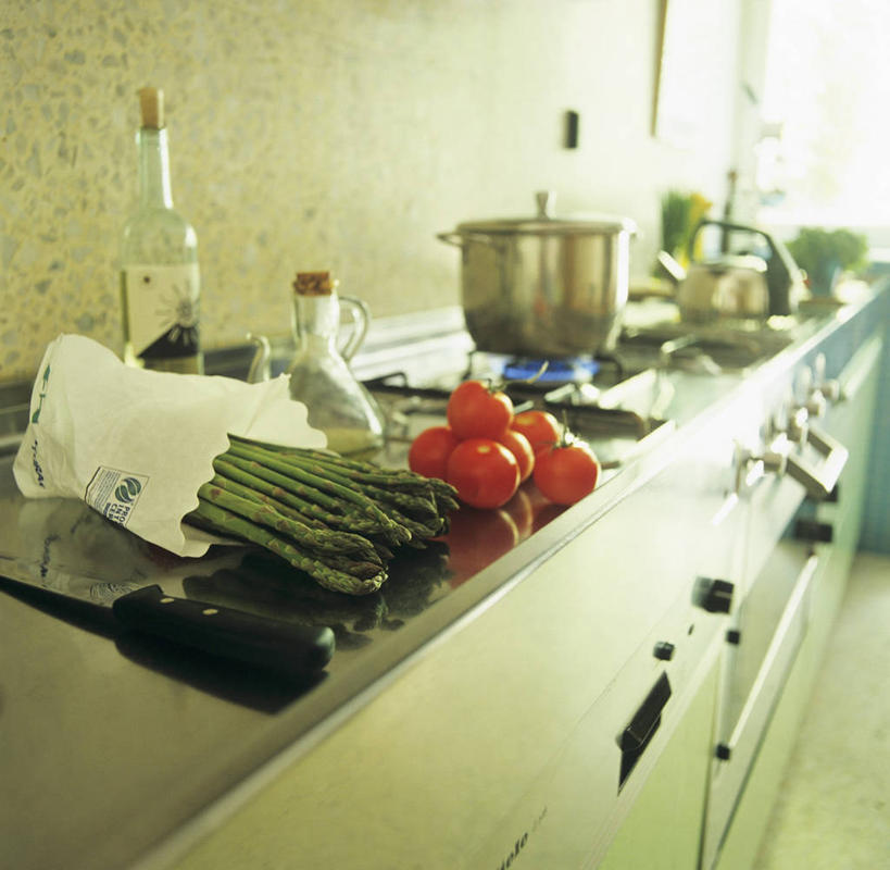 无人,横图,俯视,室内,白天,烹饪,植物,餐桌,柜子,桌子,芦笋,蔬菜,西红柿,厨具,一堆,许多,阴影,堆叠,堆积,朦胧,模糊,新鲜,反射,炖锅,锅子,盆栽,影子,陶瓷,食品,盆景,陶瓷制品,储物柜,锅,食物,红色,绿色,自然,有机食品,绿色食品,生长,成长,餐台,锅具,堆,灶具,储存,燃气灶,烹饪用具,燃气具,储备,蕴藏,贮备,烹调用具,猪尾巴,药鸡豆子,石刁柏,蚂蚁杆,龙须菜,狼尾巴根,番茄,烹调,彩图,高角度拍摄,贮存