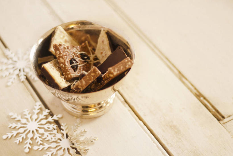 无人,横图,俯视,室内,特写,白天,餐桌,桌子,圣诞节,一堆,许多,阴影,堆叠,堆积,节日,朦胧,模糊,庆祝,装饰,反射,木制,影子,雪花,食品,糖,糖果,甜点,甜品,文化,食物,木制品,甜食,巧克力,庆典,餐台,纪念,朱古力,堆,华丽,修饰,点缀,衬托,美观,雅致,雅观,彩图,高角度拍摄