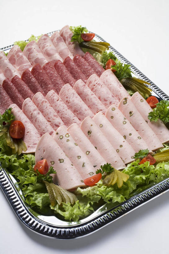 无人,竖图,俯视,室内,特写,白天,白色背景,餐桌,桌子,蔬菜,餐具,金属制品,一排,许多,阴影,新鲜,整齐,环绕,围绕,反射,金属,碟子,盘,影子,生菜,莴苣,肉,香肠,食品,腊肠,环抱,肉类,食物,排列,盘子,碟,摄影,有机食品,绿色食品,影棚,餐台,队列,肉食,春菜,鹅仔菜,莴仔菜,千金菜,叶用莴苣,萦绕,彩图,高角度拍摄,影棚拍摄,拍摄