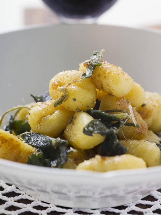 面食,无人,家庭,竖图,俯视,室内,特写,白天,烹饪,西餐,智慧,餐桌,桌子,一堆,许多,阴影,堆叠,堆积,反射,影子,陶瓷,调味,香料,佐料,料理,食品,饺子,面点,陶瓷制品,小吃,菜肴,美食,食物,一个,白色,容器,碗,西式,佳肴,单个,餐台,储藏,堆,鼠尾草,配料,储存,意大利饺子,作料,理性,彩图,高角度拍摄,贮存