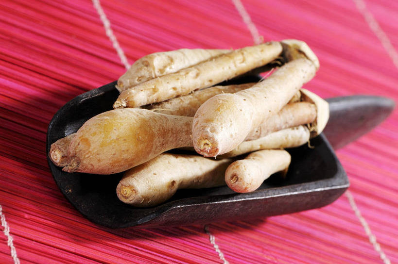 无人,横图,俯视,室内,特写,白天,植物,餐桌,桌子,姜,阴影,反射,木制,影子,草药,药草,中药,木制品,容器,餐台,储藏,储存,止咳,药材,中草药,中药材,本草,止痛,解毒,发汗,温肺,温胃,行气,止呕,百辣云,生姜,老姜,彩图,高角度拍摄,贮存,散寒