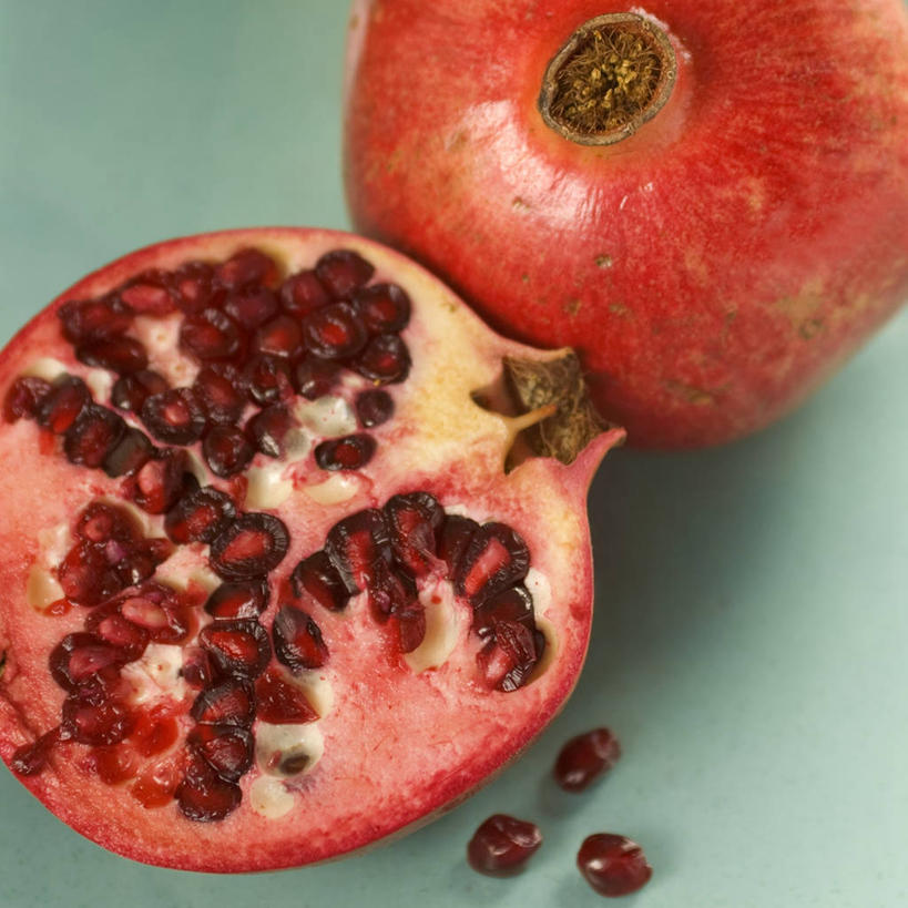 无人,方图,俯视,室内,特写,白天,餐桌,桌子,石榴,水果,阴影,新鲜,反射,影子,生食,食品,果实,食物,两个,红色,摄影,有机食品,绿色食品,影棚,餐台,横截面,剖面,截面,截面图形,涂林,若榴,金罂,金庞,丹若,安石榴,彩图,高角度拍摄,影棚拍摄,拍摄