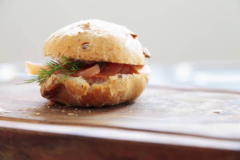 点心,面包,三文鱼,无人,横图,室内,特写,白天,正面,烹饪,西餐,餐桌,桌子,鲑鱼,阴影,朦胧,模糊,反射,木制,影子,肉,鱼肉,汉堡,料理,食品,面点,菜肴,美食,肉类,食物,糕点,一个,木制品,快餐,西式,佳肴,单个,餐台,大马哈鱼,肉食,西式快餐,垃圾食品,小圆面包,撒蒙鱼,萨门鱼,冰海之皇,鲑,马哈鱼,麻哈鱼,大麻哈鱼,彩图