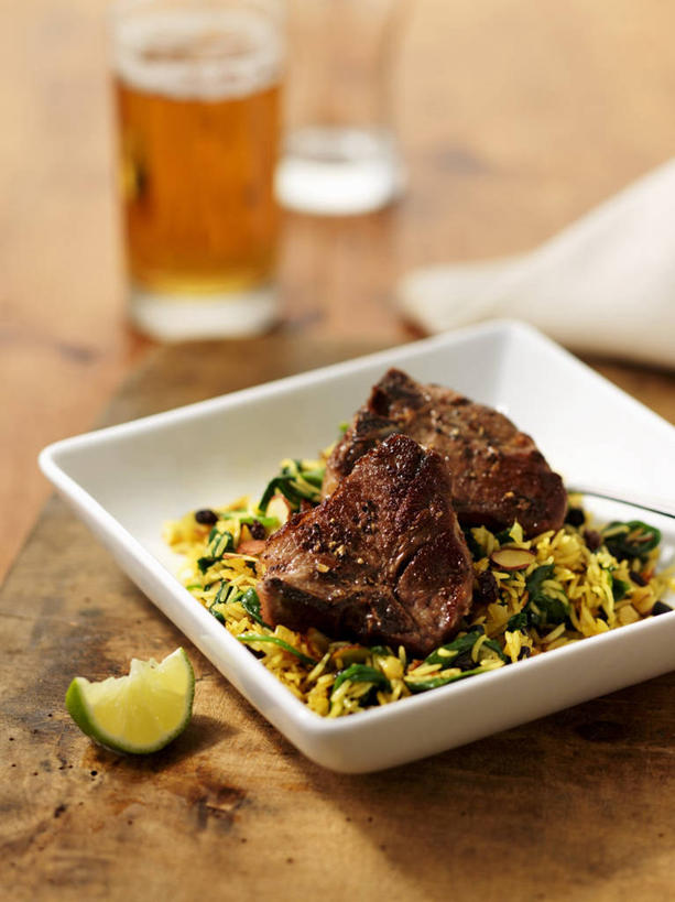 无人,竖图,俯视,室内,特写,白天,烹饪,西餐,餐桌,桌子,杯子,餐具,一堆,许多,阴影,堆叠,堆积,朦胧,模糊,反射,碟子,盘,影子,谷类,谷物,肉,羊排,料理,食品,米,羊肉,大米,菜肴,美食,肉类,玻璃制品,食物,一个,白色,盘子,水杯,碟,西式,佳肴,单个,餐台,堆,肉食,玻璃杯,彩图,高角度拍摄