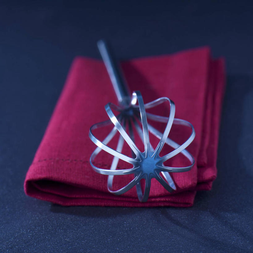 无人,方图,俯视,室内,特写,白天,烹饪,桌面,桌子,静物,厨具,金属制品,阴影,黑色背景,朦胧,模糊,反射,金属,木制,影子,一个,红色,餐巾,木制品,打蛋器,搅拌器,摄影,影棚,单个,烹饪用具,手动打蛋器,保洁方巾,口布,烹调用具,烹调,彩图,高角度拍摄,影棚拍摄,拍摄