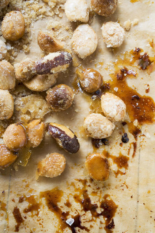 无人,竖图,俯视,室内,特写,白天,桌面,桌子,杏仁,一堆,许多,阴影,堆叠,堆积,反射,木制,影子,木制品,堆,杏子,杏梅仁,杏核仁,木落子,苦杏仁,彩图,高角度拍摄