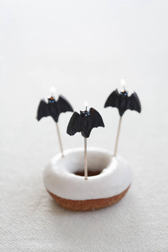 点心,面包,无人,竖图,俯视,室内,特写,白天,白色背景,游戏,桌面,桌子,蝙蝠,野生动物,玩具,阴影,反射,细菌,木制,牙签,影子,食品,面点,玩,娱乐,食物,糕点,一个,动物,木制品,甜甜圈,休闲,益智,摄影,影棚,单个,活动,发泄,消遣,智力,病菌,宣泄,传染,伏翼,老鼠皮翼,天鼠,夜燕,多纳滋面包,唐纳滋,剔牙棒,面包圈,仙鼠,玩耍,嬉戏,彩图,高角度拍摄,影棚拍摄,拍摄