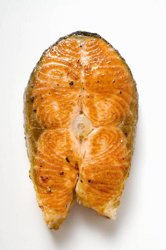 三文鱼,无人,竖图,俯视,室内,特写,白天,白色背景,桌面,桌子,鲑鱼,一块,阴影,反射,木制,影子,肉,油炸,鱼肉,肉类,木制品,摄影,影棚,大马哈鱼,肉食,撒蒙鱼,萨门鱼,冰海之皇,鲑,马哈鱼,麻哈鱼,大麻哈鱼,彩图,高角度拍摄,影棚拍摄,拍摄