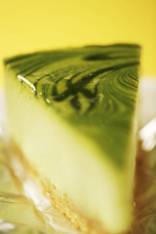 点心,无人,竖图,俯视,室内,特写,白天,下午茶,一块,阴影,黄色背景,朦胧,模糊,反射,影子,食品,食物,糕点,摄影,影棚,抹茶蛋糕,彩图,高角度拍摄,影棚拍摄,拍摄,蛋糕