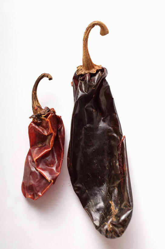 无人,竖图,俯视,室内,特写,白天,白色背景,桌面,桌子,辣椒,阴影,反射,木制,影子,两个,木制品,摄影,影棚,干辣椒,脱水,辣角,红海椒,大椒,辣虎,广椒,辣子,红辣椒,海椒,番椒,彩图,高角度拍摄,影棚拍摄,拍摄,干海椒,筒筒辣角