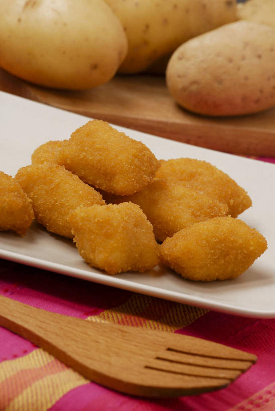 点心,煎饼,无人,竖图,俯视,室内,特写,白天,桌面,桌子,蔬菜,土豆,餐具,阴影,新鲜,反射,木制,叉子,碟子,盘,影子,食品,文化,饼,小吃,食物,糕点,盘子,木制品,碟,有机食品,绿色食品,土豆饼,餐叉,馍馍蛋,进餐用具,洋芋,山药蛋,马铃薯,彩图,高角度拍摄,马铃薯煎饼,土豆煎饼