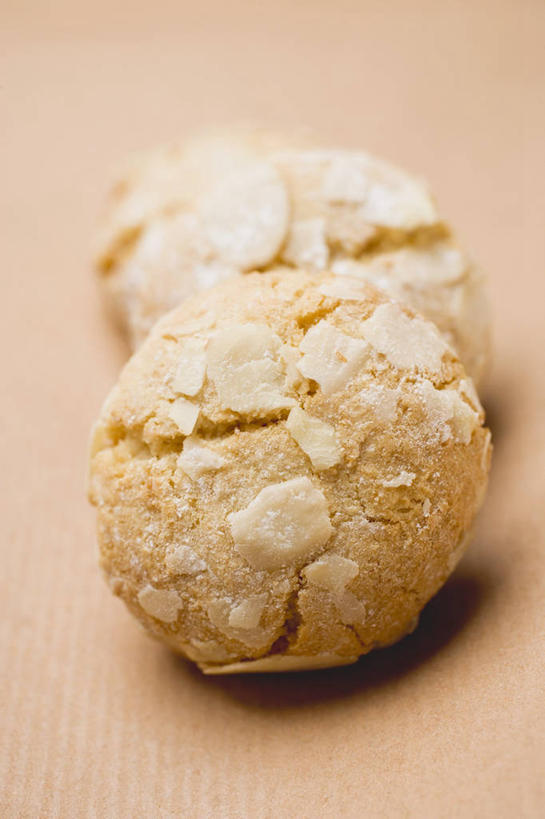 点心,无人,竖图,俯视,室内,特写,白天,桌面,桌子,杏仁,两块,橙色背景,阴影,朦胧,模糊,反射,木制,影子,食品,曲奇,食物,木制品,饼干,零食,摄影,影棚,曲奇饼,曲奇饼干,杏子,杏梅仁,杏核仁,木落子,苦杏仁,彩图,高角度拍摄,影棚拍摄,拍摄,意大利曲奇饼